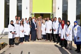 Image du Maroc Professionnelle de  Sa Majesté le Roi Mohammed VI, pose pour une photo souvenir après l'inauguration d'un Centre de formation et d'insertion des femmes et des jeunes à Tit Mellil dans la province de Mediouna, le 2 Juin 2018. (Photo/ SPPR) via Jalilbounhar.com 